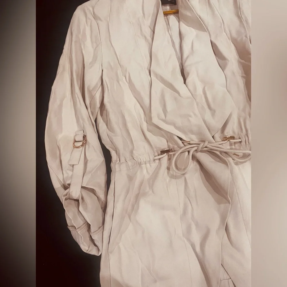Beige Lightweight Cinch Waist Adjustable Sleeves Trench style top with pockets M - Picture 2 of 7